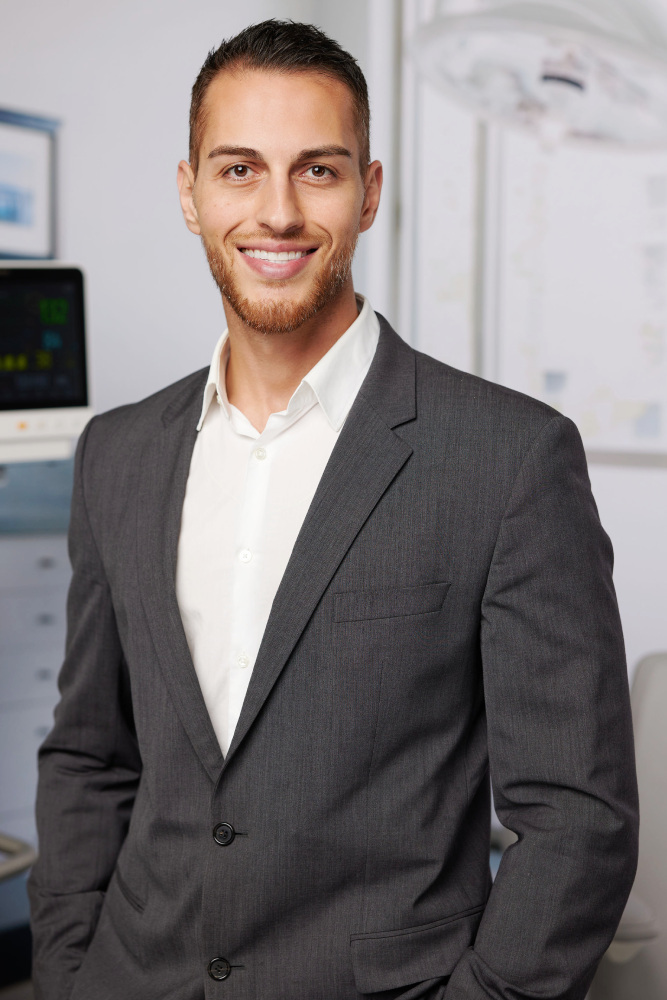 dr paul mirdamadi profile standing 1